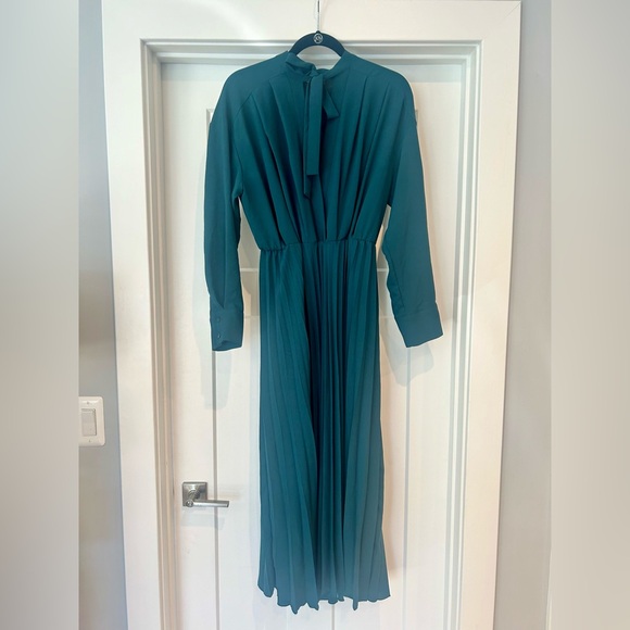 Deep green midi long sleeve dress with pleats from Zara - Picture 1 of 7